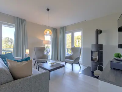 Ferienwohnung Strandlaeufer Ostseebad Wustrow ZweiWasser Alte Seefahrtschule Helles Wohnzimmer mit Kamin