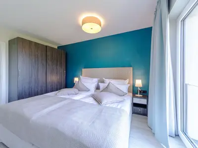 Ferienwohnung Strandlaeufer Ostseebad Wustrow ZweiWasser Alte Seefahrtschule Schlafzimmer mit Doppelbett