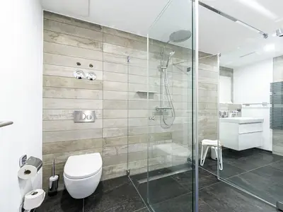 Ferienwohnung Strandlaeufer Ostseebad Wustrow ZweiWasser Alte Seefahrtschule Bad mit Glasdusche