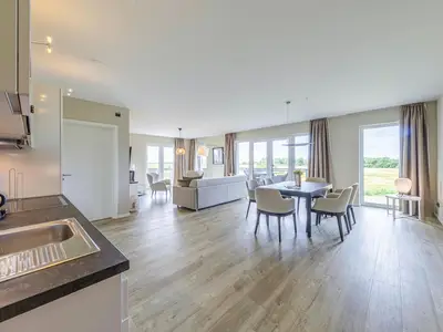 Ferienwohnung Strandleben Ostseebad Wustrow ZweiWasser Alte Seefahrtschule Helles Wohnzimmer mit bodentiefen Fenstern