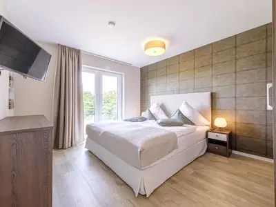 Ferienwohnung Strandleben Ostseebad Wustrow ZweiWasser Alte Seefahrtschule Schlafzimmer mit bodentiefen Fenstern