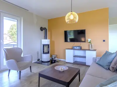 Ferienwohnung Strandliebe Ostseebad Wustrow ZweiWasser Alte Seefahrtschule Wohnzimmer mit Kamin