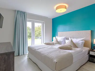 Ferienwohnung Strandnixe Ostseebad Wustrow ZweiWasser Alte Seefahrtschule Schlafzimmer mit bodentiefen Fenstern