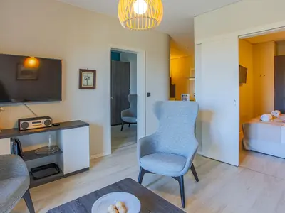 Ferienapartment Ostseestuv Wustrow – Modernes Wohlfühlambiente mit stilvollem Wohnbereich und gemütlichem Schlafzimmer