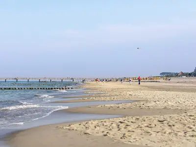 Ferienapartment Ostseestuv Wustrow – Weitläufiger Sandstrand mit Seebrücke und entspannter Urlaubsatmosphäre