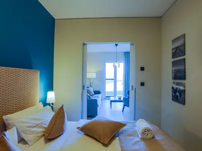 Ferienapartment Ostseestuv Wustrow – Geschmackvolles Schlafzimmer mit Blick in den hellen Wohnbereich