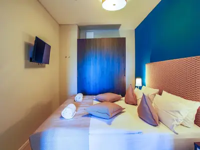 Ferienapartment Ostseestuv Wustrow – Komfortables Schlafzimmer mit stilvollen Farben und Doppelbett