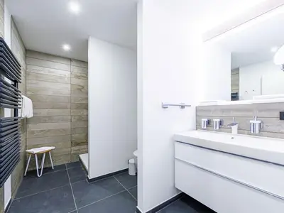 Ferienapartment Ostseestuv Wustrow – Modernes Badezimmer mit ebenerdiger Dusche und stilvollem Design