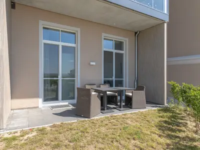 Ferienwohnung Strandlilie Ostseebad Wustrow – Terrasse mit Sitzbereich im Grünen
