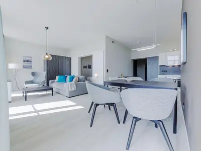 Ferienwohnung Windröschen in Wustrow – großzügiger, lichtdurchfluteter Wohn- und Essbereich mit moderner Küche