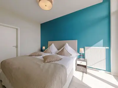 Ferienwohnung Windröschen in Wustrow – ruhiges, stilvoll gestaltetes Schlafzimmer mit komfortablem Doppelbett