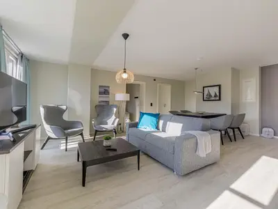 Ferienwohnung Lüttkoje Ostseebad Wustrow – großzügiger, lichtdurchfluteter Wohn- und Essbereich mit stilvollem Interieur