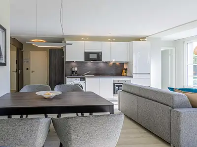 Ferienwohnung Lüttkoje Ostseebad Wustrow – moderner Essbereich mit stilvollem Esstisch und bequemen Polsterstühlen