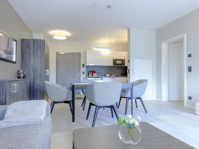 Ferienwohnung Lüttstuv Ostseebad Wustrow – Moderner, lichtdurchfluteter Wohn- und Essbereich