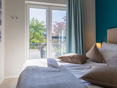 Ferienwohnung Wiesenkieker Ostseebad Wustrow - ZweiWasser Alte Seefahrtschule Schlafzimmer mit Balkonzugang