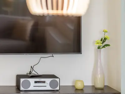 Ferienwohnung Panorama-Utkiek in Wustrow – Moderner Wohnbereich mit Flatscreen-TV, Radio und stilvollen Details