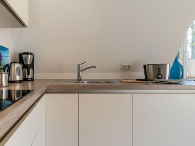 Die Küchenzeile ist unter anderem mit einer Filterkaffeemaschine, einem Toaster und einem Wasserkocher ausgestattet.