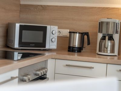 Ein Toaster, eine Mikrowelle, sowie eine Filter-Kaffeemaschine und ein Wasserkocher stehen Ihnen hier zur Verfügung.
