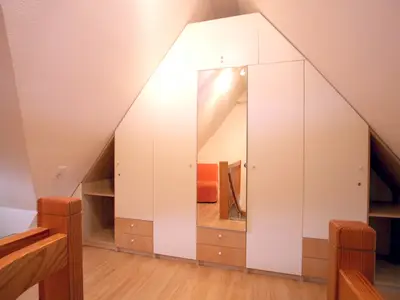 Schlafzimmer mit Kleiderschrank