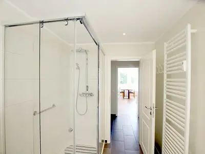 geräumiges Badezimmer