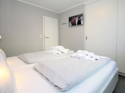 Schlafzimmer mit TV und großem Schrank