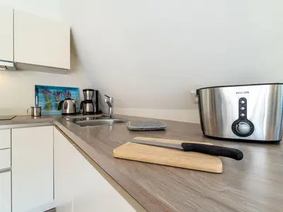 Die große Arbeitsfläche in der Küche bietet genügend Platz für das gemeinsame Kochen.