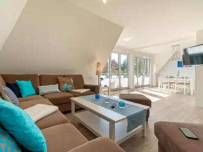 Das lichtdurchflutete Wohnzimmer bietet Ihnen direkten Zugang zum Balkon.