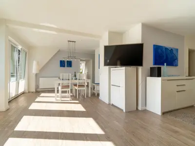 Vom Wohnzimmer aus gelangen Sie in den Essbereich und zu den Schlafzimmern.