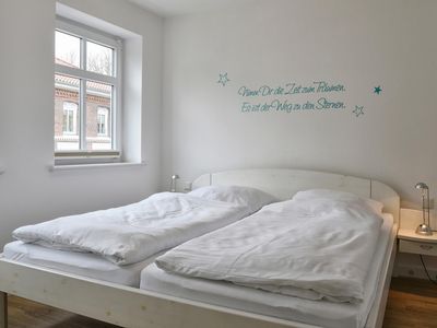 Dieses Schlafzimmer befindet sich im 1. OG. An dieses grenzt das Bad en Suite.