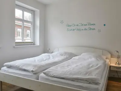 Dieses Schlafzimmer befindet sich im 1. OG. An dieses grenzt das Bad en Suite.