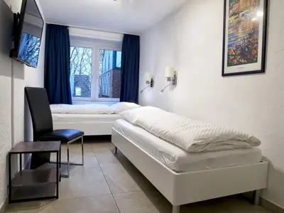 Die beiden Betten haben jeweils eine Breite von 90 cm.
