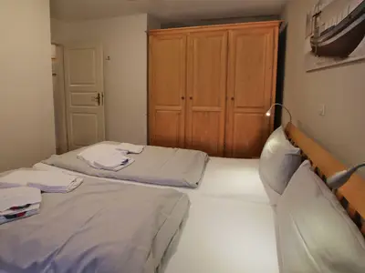 gemütliches Doppelbett mit großem Kleiderschrank