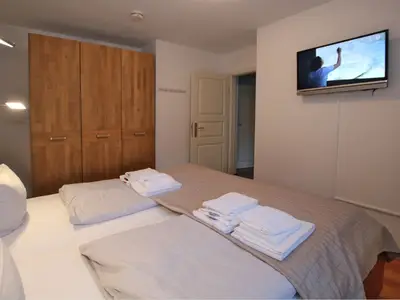 gemütliches Doppelbett mit TV