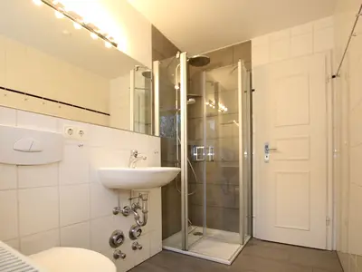 Modernes Duschbad