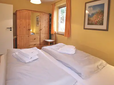 gemütliches Doppelbett mit großem Kleiderschrank
