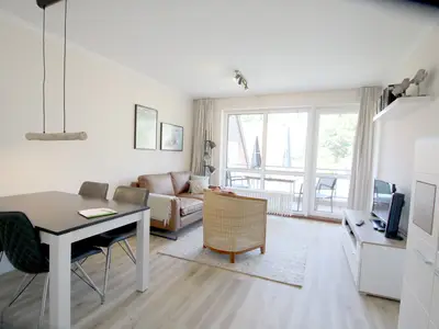 Wohnzimmer mit Blick zum Balkon