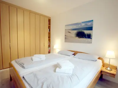 Schlafzimmer mit Kleiderschrank