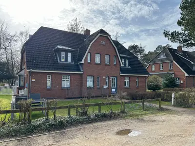 Hausansicht mit Parkplatz