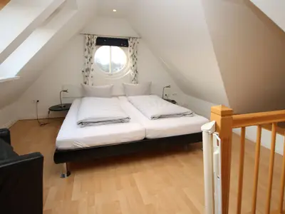 Doppelbett mit Dachfenster