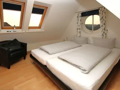 Doppelbett mit Dachfenster