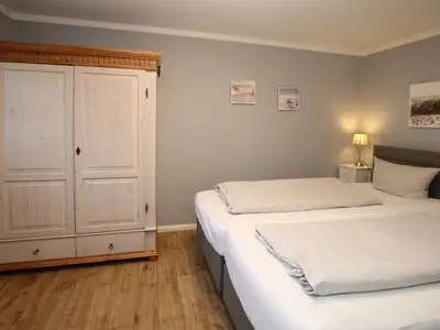 Schlafzimmer mit Kleiderschrank