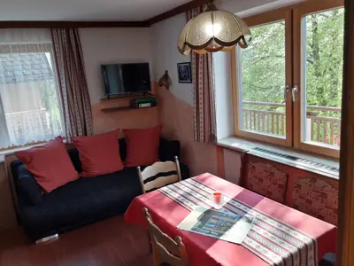 Küche Wohnung A  Eßtisch Couch