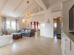 23765180-Ferienwohnung-4-Zadar-300x225-3