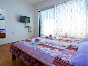 18321540-Ferienwohnung-2-Zadar-300x225-3