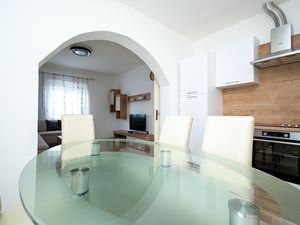 23960045-Ferienwohnung-6-Zadar-300x225-5