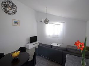 24058826-Ferienwohnung-4-Zadar-300x225-5