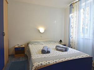 Schlafzimmer 1 mit Doppelbett 160x200, zwei Nachttische mit Nachttischlampen.