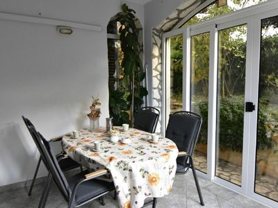 Die Veranda mit Gartentisch und Stühlen ausgestattet.