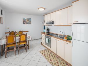 23926825-Ferienwohnung-4-Zambratija-300x225-2