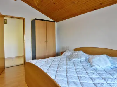 Das Schlafzimmer mit Doppelbett (160x200), Nachttischen, Nachtlampen, Kleiderschrank.